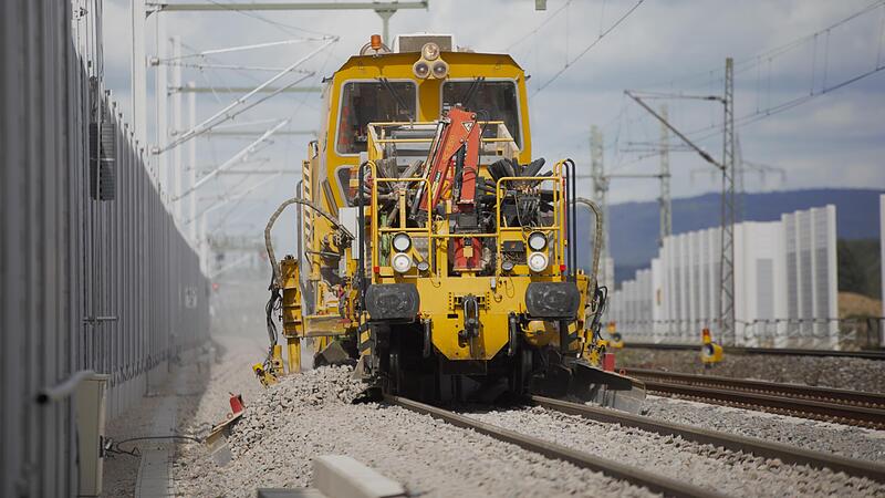 Mit Stopfmaschine, Arbeitszug und Schotterpflug waren die Bahnarbeiter dieser Tage in Forchheim am Werk. Nun geht der Bau in eine neue Phase.Forchheim & Fr&auml;nkische Schweiz