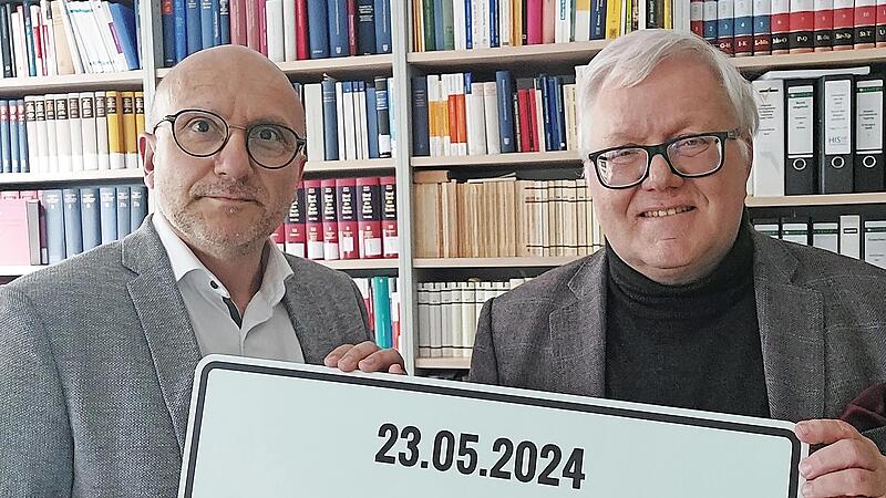 Matthias Ch. Reubel (l.), Vorstandsmitglied des Kultur- und F&ouml;rdervereins, und Professor Max-Emanuel Geis laden ein zur Feier &bdquo;75 Jahre Grundgesetz Bundesrepublik Deutschland&ldquo; am Donnerstag, 23. Mai, in Leutenbach.
