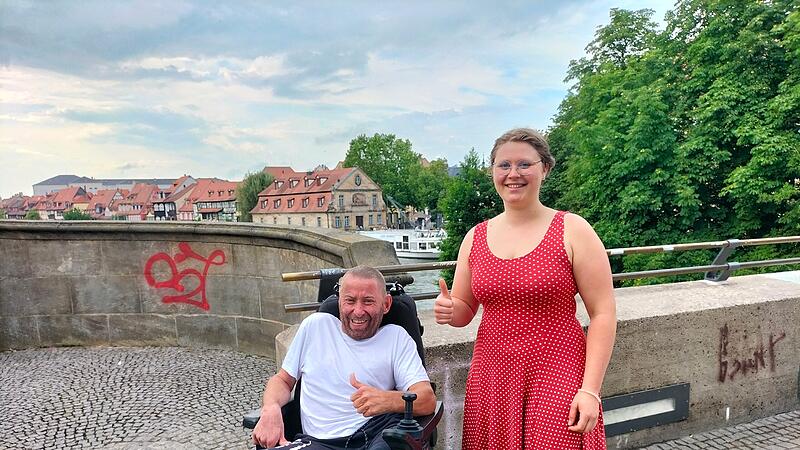 Christian Undiener dankt Josina Schaller, einer der Helferinnen, die ihn und seinen Rollstuhl aus der Regnitz gezogen haben. Christian Undiener dankt Josina Schaller, einer der Helferinnen, die ihn und seinen Rollstuhl aus der Regnitz gezogen haben.