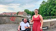 Christian Undiener dankt Josina Schaller, einer der Helferinnen, die ihn und seinen Rollstuhl aus der Regnitz gezogen haben.