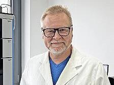 Wieland Voigt, Gründer und CEO der VOC-Advanced Breath Diagnostics GmbH, zeigt seine neueste Erfindung, den Imo-Test.