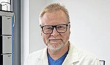 Wieland Voigt, Gründer und CEO der VOC-Advanced Breath Diagnostics GmbH, zeigt seine neueste Erfindung, den Imo-Test.