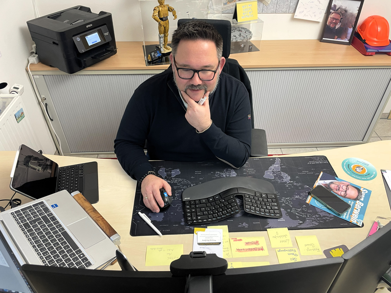 Das Heimb&uuml;ro von Sven Berwein in H&ouml;chstadt. Der JL-Kandidat sagt von sich, dass er gem&auml;&szlig; seines Sternzeichens Jungfrau besonders ordnungsliebend sei.