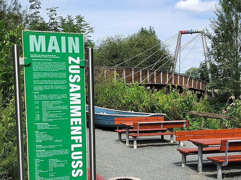 Blick auf die Br&uuml;cke und Infotafeln am Main-Zusammenfluss