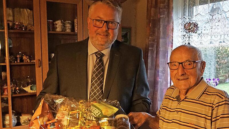 B&uuml;rgermeister Benker gratulierte Will Lauterbach.