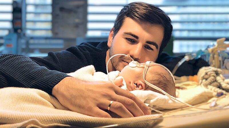 Stefan B&ouml;ttinger mit seinem neugeborenen Sohn auf der kinderkardiologischen Intensivstation in Erlangen.