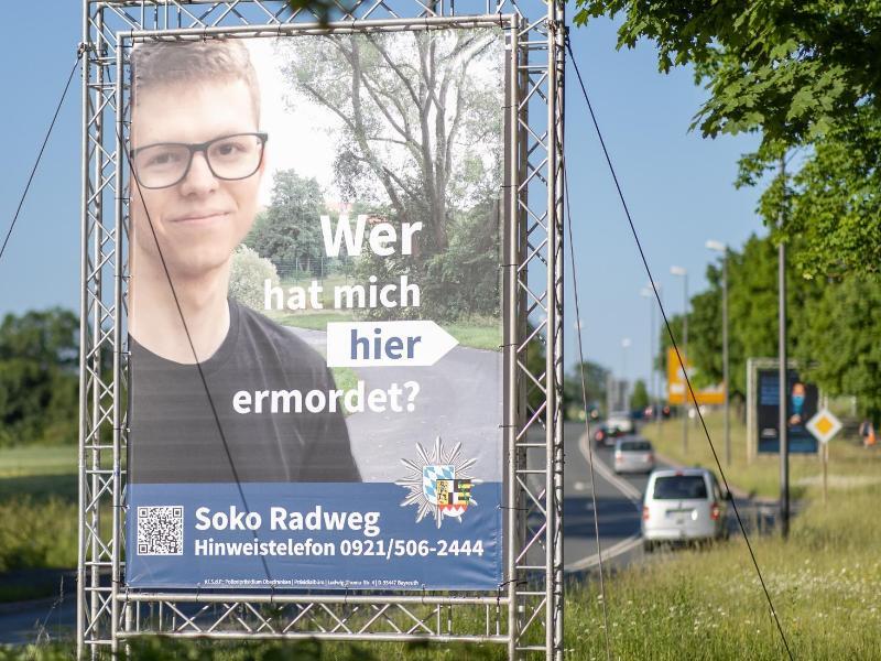 Polizei sucht Täter mit großem Plakat