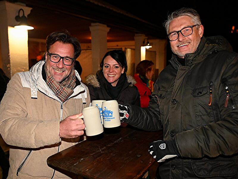 Prosit! Das Stammgast-Trio Matthias Hüttner, Tanja Walter und Reiner Kappel (von links) genießt den Bockbieranstich im Greifenklau.