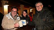 Prosit! Das Stammgast-Trio Matthias Hüttner, Tanja Walter und Reiner Kappel (von links) genießt den Bockbieranstich im Greifenklau.