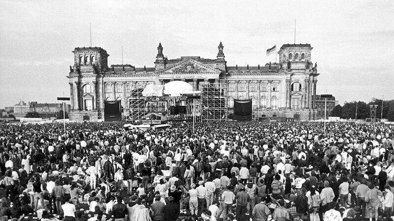 David Bowie - Konzert vor Reichstagsgebäude in Berlin David Bowie - Konzert vor Reichstagsgebäude in Berlin