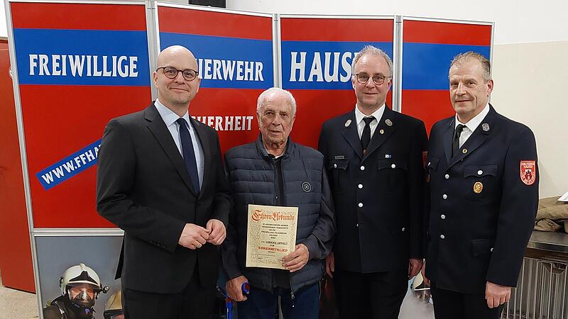 Lorenz Oppelt (2.v.l.) wurde zum Ehrenmitglied der Feuerwehr Hausen ernannt. Es gratulierten OB Dirk Vogel, Kommandant Bernd Czelustek und Vorsitzender Jochen Nürnberger.