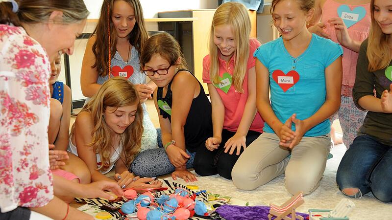 Die &bdquo;Zyklusshow&ldquo; ist eine anschauliche und liebevolle Darstellung des weiblichen Zyklusgeschehens. Dabei lernen M&auml;dchen die Vorg&auml;nge in ihrem eigenen K&ouml;rper kennen.