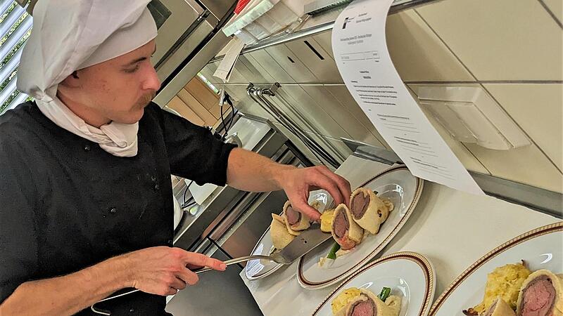 Ben Rummel, Koch-Azubi im Restaurant Braunsmühle in Bischofsheim, beim Anrichten seines Hauptgerichts