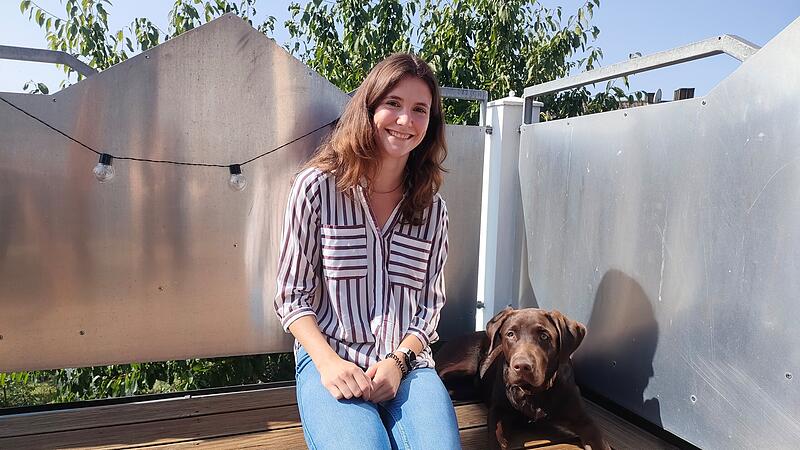 Sarah Grundmann mit ihrem Hund Leo