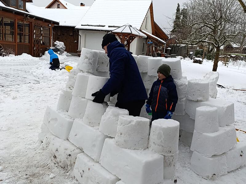 Das Iglu stand in Katzenbach und war circa 2,20 Meter hoch. Es wurde von Familie Gaser in vier Stunden gebaut.