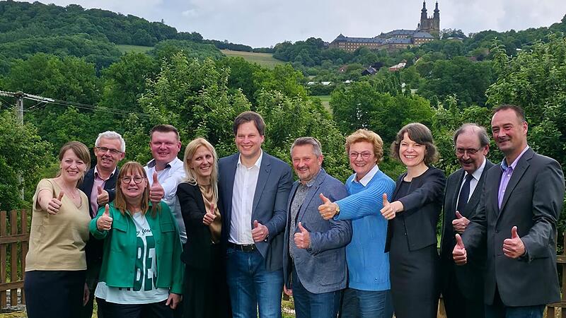 Holger Then (Sechster v.l.) nach seiner Nominierung zum Bürgermeisterkandidaten.