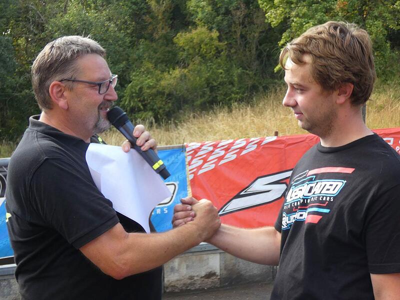 Lokalmadator Jonas Bauer (rechts) erreichte den guten fünften Platz bei der Deutschen Meisterschaft. Mit ihm freut sich sein Vater Ralf Bauer (links), der als Streckensprecher die Läufe kommentierte.