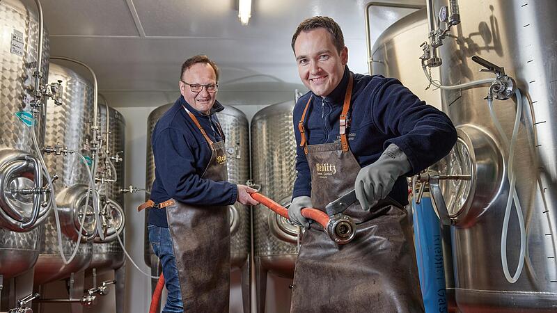 Die Nedensdorfer Braumeister Reinhold (links) und Thomas Reblitz beim Abf&uuml;llen im Lagerkeller.