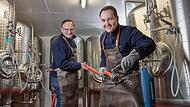 Die Nedensdorfer Braumeister Reinhold (links) und Thomas Reblitz beim Abfüllen im Lagerkeller.