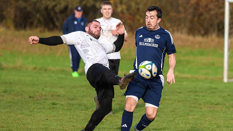 Mit einem langen Bein kommt Oberlangenstadts Narzarli Yurchiryliuk (weiß) noch an den Ball und vereitelt die Torchance von Matthias Zeitler, der an der Strafraumgrenze gelauert hat. Mit einem langen Bein kommt Oberlangenstadts Narzarli Yurchiryliuk (weiß) noch an den Ball und vereitelt die Torchance von Matthias Zeitler, der an der Strafraumgrenze gelauert hat.