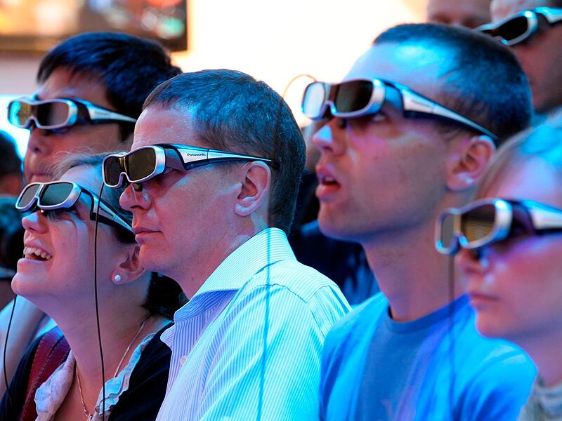 IFA-Besucher tragen 3D-Brillen IFA-Besucher tragen 3D-Brillen