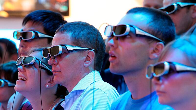 IFA-Besucher tragen 3D-Brillen