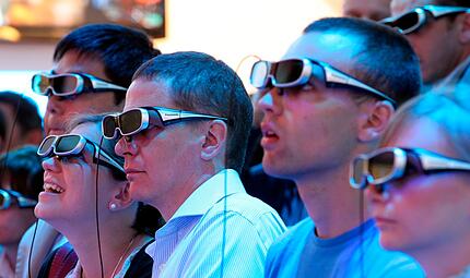 IFA-Besucher tragen 3D-Brillen