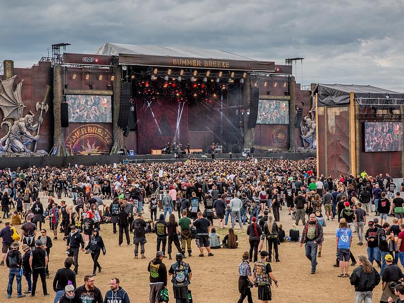 Das Summer Breeze in Dinkelsbühl gehört zu den größten Festivals in Süddeutschland, bei dem Metal-Fans auf ihre Kosten kommen können. Das Summer Breeze in Dinkelsbühl gehört zu den größten Festivals in Süddeutschland, bei dem Metal-Fans auf ihre Kosten kommen können.