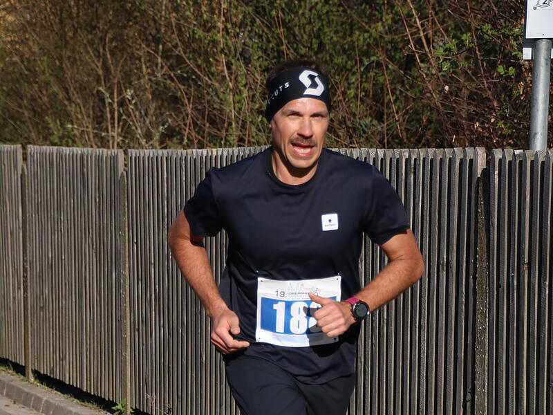 Strahlender Sonnenschein, aber nur niedrige Plusgrade erwartete die L&auml;ufer beim 19. Obermain-Marathon rund um Bad Staffelstein. Die Marathon-Strecke f&uuml;hrte wieder an den beiden Wahrzeichen der Kurstadt, dem Kloster Banz und der Basilika Vierzehnheiligen vorbei.