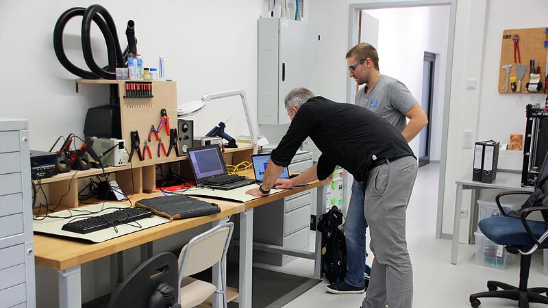 Wir sind gespannt: Tobias Bocklet  (links) und Martin Haseney bereiten alles f&uuml;r den Ausdruck unseres Logos vor.