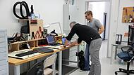 Wir sind gespannt: Tobias Bocklet  (links) und Martin Haseney bereiten alles für den Ausdruck unseres Logos vor.