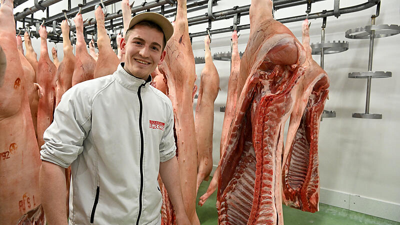 Metzgermeister aus Leidenschaft: Kilian Fuchs im K&uuml;hlraum in Ebern, in dem die geschlachteten Schweine gelagert werden.