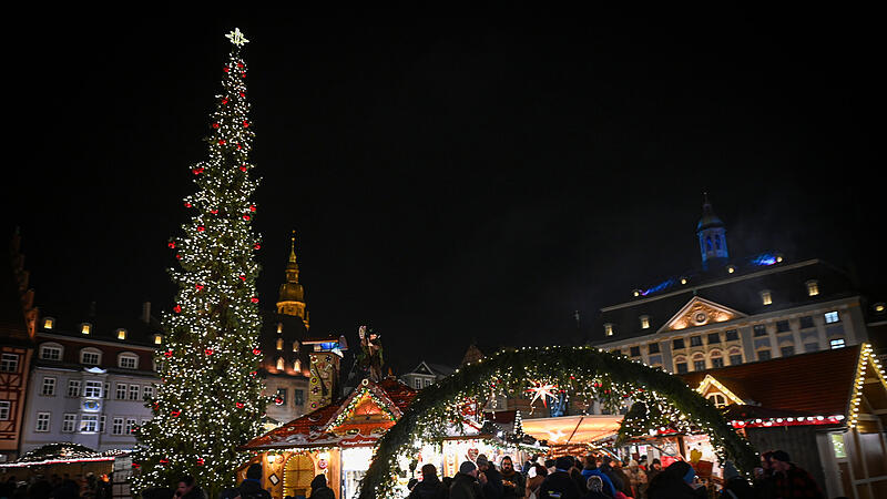 Coburger Weihnachtsmarkt „Schmalbert" heißt die Fichte, die heuer neben der Krippe am Marktplatz steht.