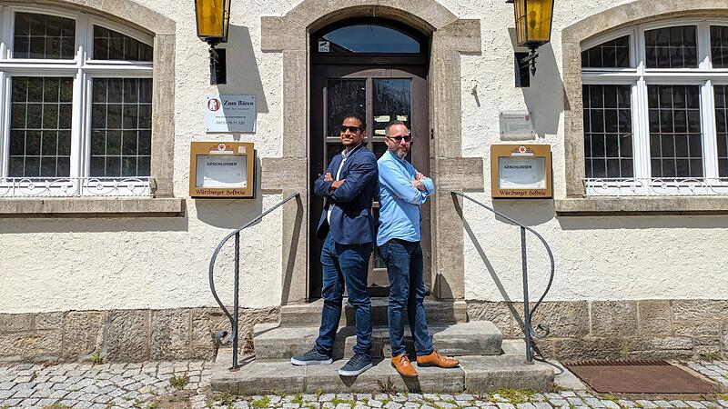 Desmond Denson (links) und Peter Wlost freuen sich, das Gasthaus zum Bären zu eröffnen.