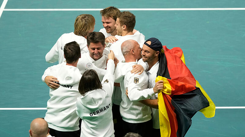 Das deutsche Davis-Cup-Team feiert den Halbfinaleinzug. Oben (Mitte) der Coburger Kevin Krawietz.