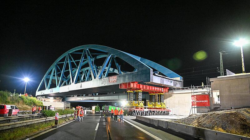 Mitternacht: Die Spitze der Br&uuml;cke hat die Autobahn &uuml;berquert; Nun muss der zweit SPMT den hinteren Teil der Br&uuml;cke &uuml;bernehmen.Forchheim & Fr&auml;nkische Schweiz