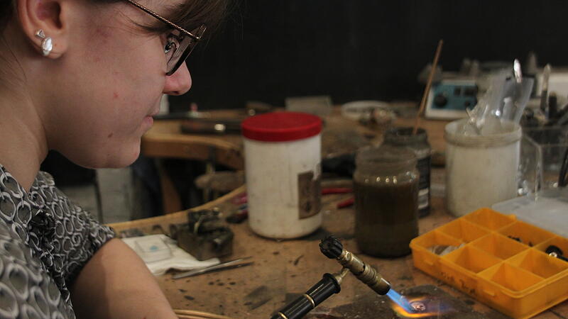An ihrem Arbeitsplatz fertigt Yasmin verschiedenste Schmuckst&uuml;cke. Um das Rohmaterial, wie Silber und Gold, bearbeiten zu k&ouml;nnen, muss sie es erw&auml;rmen.