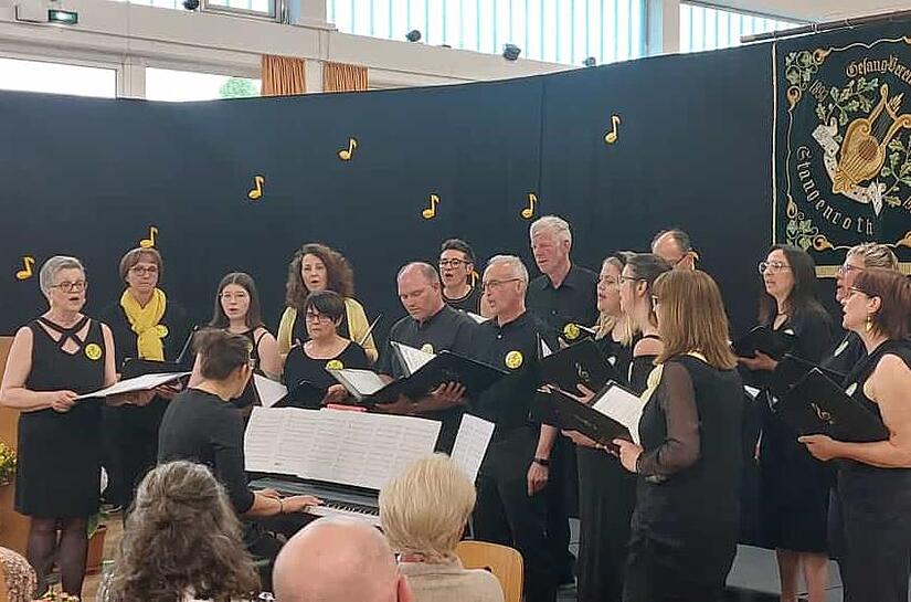 Auftritt des Chors &bdquo;ProTon&ldquo; am Jubil&auml;umsabend in der Stangenrother Rh&ouml;nfesthalle