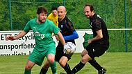 Peter Tremel (rechts), hier bei einer Aktion mit dem ehemaligen Spielertrainer Marco Dießenbacher gegen den Arnsteiner Tobias Reh (links), stellt sich mit seinen 38 Jahren auch in der B-Klasse in den Dienst des SCW Obermain.
