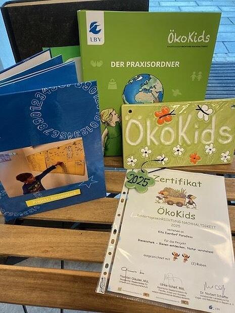 Die Urkunde und die Auszeichnungsplakette liegen zur Zeit in der Kita aus. Die Urkunde und die Auszeichnungsplakette liegen zur Zeit in der Kita aus.