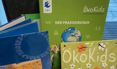 Die Urkunde und die Auszeichnungsplakette liegen zur Zeit in der Kita aus. Die Urkunde und die Auszeichnungsplakette liegen zur Zeit in der Kita aus.