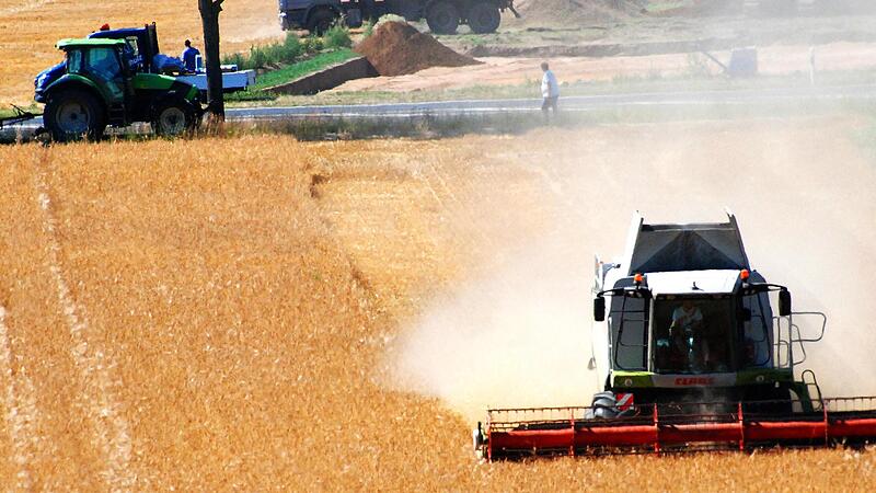 Auf den ausgedörrten Feldern im Kreis Haßberge – im Bild die Gegend um Prappach – sind die Mähdrescher heuer deutlich früher als sonst im Einsatz.