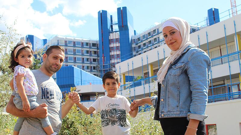 Lama Shamouka und ihre Familie vor dem Klinikum Bamberg &ndash; hier hat ihr Mann Zakaria gerade eine Ausbildung zum Krankenpfleger begonnen.