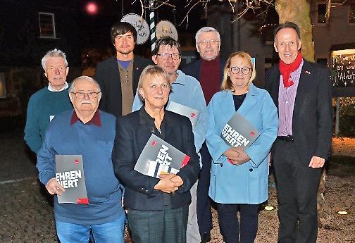 Das Bild zeigt (vorne, von links) mit Urkunde Horst Zinner, Heinrich Leitz, Doris Gl&uuml;ck, J&uuml;rgen Hirschel, Sabine Reissig, dahinter Dirk Schneider, Wolfgang Schmitt und Mathias Eckardt.