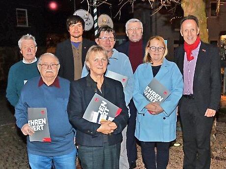 Das Bild zeigt (vorne, von links) mit Urkunde Horst Zinner, Heinrich Leitz, Doris Gl&uuml;ck, J&uuml;rgen Hirschel, Sabine Reissig, dahinter Dirk Schneider, Wolfgang Schmitt und Mathias Eckardt.