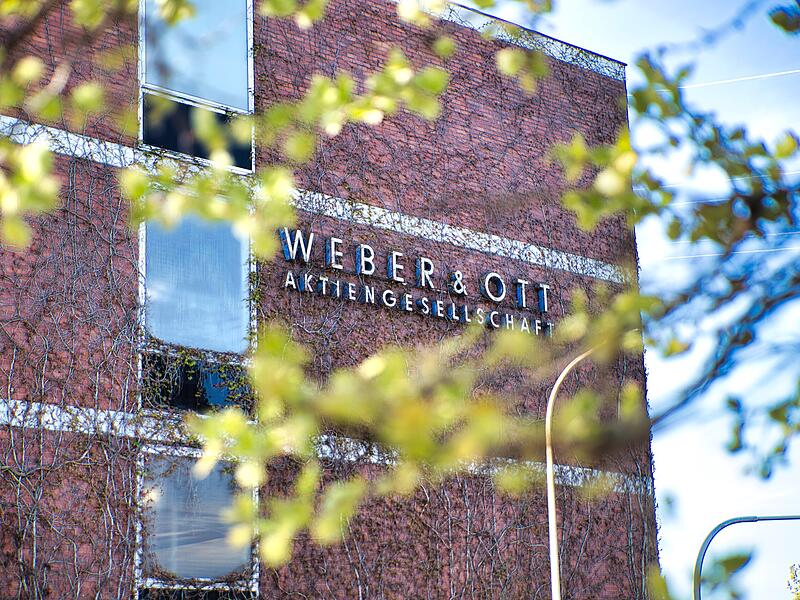 Weithin sichtbar und doch versteckt: der Traditions-Textilkonzern Weber & Ott AG mitten in Forchheim.