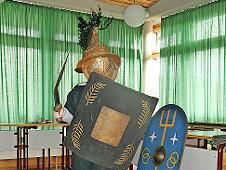 Ein Gladiator mit zwei Schilden.