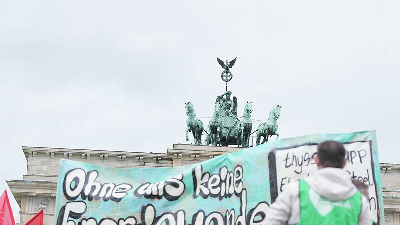Kundgebung der IG Metall für die Zukunft der Stahlindustrie Kundgebung der IG Metall für die Zukunft der Stahlindustrie