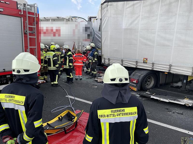 Der Lastwagenunfall legte die Autobahn in Fahrtrichtung mehrere Stunden lahm.