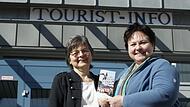 Luciane Rinke (links) und Britta Heim von der städtischen Tourist-Info präsentieren den Jahreskalender 2023, der ein bisschen anders aufgebaut ist als seine Vorläufer, die zudem nur jeweils zwei Monate abdeckten. Luciane Rinke (links) und Britta Heim von der städtischen Tourist-Info präsentieren den Jahreskalender 2023, der ein bisschen anders aufgebaut ist als seine Vorläufer, die zudem nur jeweils zwei Monate abdeckten.